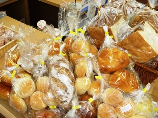 【みんなの家】色々なパンがございます